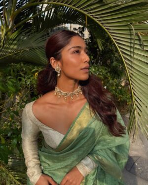 Santoshi Shetty Instagram - Saree round up in my fav @anumerton jewellery ✨

Do you have a favourite look? 🤤🫶🏻

#indianfashion #sareelove •