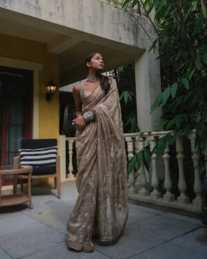 Santoshi Shetty Instagram - Got ready for the A A wedding! 💛🍃✨

I’m wearing :
✨Saree @anjanabohra_official 
✨Jewellery @anumerton 

✨Anti is wearing @bohameofficials 

Sharing more from the wedding soon! 😍🤸🏻‍♀️🫶🏻

#sourced •