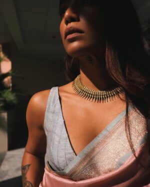 Santoshi Shetty Instagram - Like mother, like daughter 👧🏻 

I’m in that phase where I wanna wear all her sarees 🥹🩵

Jewellery @anumerton ✨