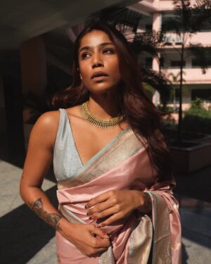 Santoshi Shetty Instagram - Like mother, like daughter 👧🏻 

I’m in that phase where I wanna wear all her sarees 🥹🩵

Jewellery @anumerton ✨