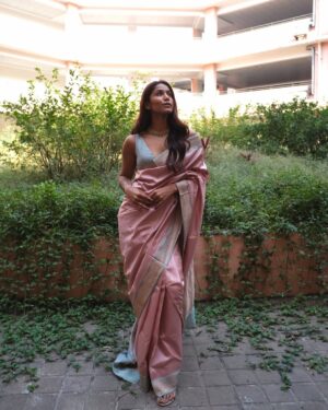 Santoshi Shetty Instagram - Like mother, like daughter 👧🏻 

I’m in that phase where I wanna wear all her sarees 🥹🩵

Jewellery @anumerton ✨