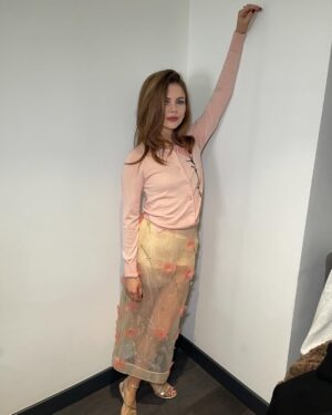 Saoirse-Monica Jackson Instagram - @thegrahamnortonshowofficial  tonight with the LEGENDARY @claudiawinkle ,talking about our new TV show The City Is Ours coming this month on @bbciplayer 

Thank You to the AMAZING dream team for serving up this LEWK !!!! 

@prosper_pr 
Stylist @kkittybb 
Hair @bytimothydavid 
Makeup @amanda.grossman 
Nails @sciacca.valentina 

X🌸

Outfit @simonerocha_ 
Shoes @charleskeithofficial 
Jewellery’s @missomalondon