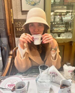 Sara Barradas Instagram - Venezia con amore ❤️

1. Encontrei o melhor chocolate quente (de todos os que já provei) do mundo.
2. Caffè Lavena, lindíssimo, mas caríssimo 💔😒
3. Cá está ele 🍫☕️
4. Acabados de pôr os pés em terra firme.
5. Rialto.
6. Teatro La Fenice, fundado em 1792 e que tal como a Fénix, já renasceu das cinzas (duas vezes!).
7. Bar do hall de entrada.
8. A majestosa sala com capacidade para 1126 pessoas.
9. No camarote real, que não existia na primeira versão, uma vez que na época em que o teatro foi construído, Itália não era um estado unificado, mas sim dividido em várias entidades políticas: uma delas a República de Veneza. Enquanto República, não se achava necessário a existência de um camarote real, mas sim de vários camarotes ao longo de toda a sala, exactamente iguais, dimensional e esteticamente falando. Depois chegou um senhor em 1797, chamado Napoleão, que após ter subjugado grande parte da Itália (devido entre tantas outras questões, ao seu pequenino complexo de superioridade), mandou criar o camarote real no Teatro La Fenice, para quando lá se quisesse ir divertir.
10. O tecto lindíssimo, foi pintado em tons de azul para recriar o céu. E o lustre é qualquer coisa…
11. Maria Callas no palco daquele mesmo teatro, onde se apresentou durante 7 anos consecutivos.
12. Pôr-do-sol em Veneza.
13. Ponte dos Suspiros, que liga o Palácio Ducal (antiga sede da magistratura) ao primeiro edifício no mundo construído para ser uma prisão. Ficou conhecida assim, pois reza a lenda que na época, os prisioneiros que a atravessavam suspiravam ao ver pela última vez o mundo exterior.
14. O meu suspiro ao atravessar e espreitar.
15. Noi.
16. A Gata com o Brinco de Pérola 😸
17. Piazza San Marco.
18. Fachada do Palazzo Ducale.
19. Più noi.
20. Tecto de uma das salas maravilhosas daquele palácio.