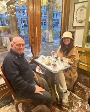 Sara Barradas Instagram - Venezia con amore ❤️

1. Encontrei o melhor chocolate quente (de todos os que já provei) do mundo.
2. Caffè Lavena, lindíssimo, mas caríssimo 💔😒
3. Cá está ele 🍫☕️
4. Acabados de pôr os pés em terra firme.
5. Rialto.
6. Teatro La Fenice, fundado em 1792 e que tal como a Fénix, já renasceu das cinzas (duas vezes!).
7. Bar do hall de entrada.
8. A majestosa sala com capacidade para 1126 pessoas.
9. No camarote real, que não existia na primeira versão, uma vez que na época em que o teatro foi construído, Itália não era um estado unificado, mas sim dividido em várias entidades políticas: uma delas a República de Veneza. Enquanto República, não se achava necessário a existência de um camarote real, mas sim de vários camarotes ao longo de toda a sala, exactamente iguais, dimensional e esteticamente falando. Depois chegou um senhor em 1797, chamado Napoleão, que após ter subjugado grande parte da Itália (devido entre tantas outras questões, ao seu pequenino complexo de superioridade), mandou criar o camarote real no Teatro La Fenice, para quando lá se quisesse ir divertir.
10. O tecto lindíssimo, foi pintado em tons de azul para recriar o céu. E o lustre é qualquer coisa…
11. Maria Callas no palco daquele mesmo teatro, onde se apresentou durante 7 anos consecutivos.
12. Pôr-do-sol em Veneza.
13. Ponte dos Suspiros, que liga o Palácio Ducal (antiga sede da magistratura) ao primeiro edifício no mundo construído para ser uma prisão. Ficou conhecida assim, pois reza a lenda que na época, os prisioneiros que a atravessavam suspiravam ao ver pela última vez o mundo exterior.
14. O meu suspiro ao atravessar e espreitar.
15. Noi.
16. A Gata com o Brinco de Pérola 😸
17. Piazza San Marco.
18. Fachada do Palazzo Ducale.
19. Più noi.
20. Tecto de uma das salas maravilhosas daquele palácio.
