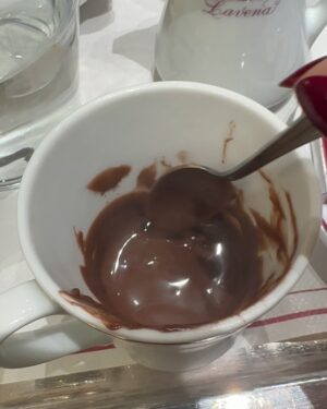 Sara Barradas Instagram - Venezia con amore ❤️

1. Encontrei o melhor chocolate quente (de todos os que já provei) do mundo.
2. Caffè Lavena, lindíssimo, mas caríssimo 💔😒
3. Cá está ele 🍫☕️
4. Acabados de pôr os pés em terra firme.
5. Rialto.
6. Teatro La Fenice, fundado em 1792 e que tal como a Fénix, já renasceu das cinzas (duas vezes!).
7. Bar do hall de entrada.
8. A majestosa sala com capacidade para 1126 pessoas.
9. No camarote real, que não existia na primeira versão, uma vez que na época em que o teatro foi construído, Itália não era um estado unificado, mas sim dividido em várias entidades políticas: uma delas a República de Veneza. Enquanto República, não se achava necessário a existência de um camarote real, mas sim de vários camarotes ao longo de toda a sala, exactamente iguais, dimensional e esteticamente falando. Depois chegou um senhor em 1797, chamado Napoleão, que após ter subjugado grande parte da Itália (devido entre tantas outras questões, ao seu pequenino complexo de superioridade), mandou criar o camarote real no Teatro La Fenice, para quando lá se quisesse ir divertir.
10. O tecto lindíssimo, foi pintado em tons de azul para recriar o céu. E o lustre é qualquer coisa…
11. Maria Callas no palco daquele mesmo teatro, onde se apresentou durante 7 anos consecutivos.
12. Pôr-do-sol em Veneza.
13. Ponte dos Suspiros, que liga o Palácio Ducal (antiga sede da magistratura) ao primeiro edifício no mundo construído para ser uma prisão. Ficou conhecida assim, pois reza a lenda que na época, os prisioneiros que a atravessavam suspiravam ao ver pela última vez o mundo exterior.
14. O meu suspiro ao atravessar e espreitar.
15. Noi.
16. A Gata com o Brinco de Pérola 😸
17. Piazza San Marco.
18. Fachada do Palazzo Ducale.
19. Più noi.
20. Tecto de uma das salas maravilhosas daquele palácio.