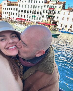 Sara Barradas Instagram - Venezia con amore ❤️

1. Encontrei o melhor chocolate quente (de todos os que já provei) do mundo.
2. Caffè Lavena, lindíssimo, mas caríssimo 💔😒
3. Cá está ele 🍫☕️
4. Acabados de pôr os pés em terra firme.
5. Rialto.
6. Teatro La Fenice, fundado em 1792 e que tal como a Fénix, já renasceu das cinzas (duas vezes!).
7. Bar do hall de entrada.
8. A majestosa sala com capacidade para 1126 pessoas.
9. No camarote real, que não existia na primeira versão, uma vez que na época em que o teatro foi construído, Itália não era um estado unificado, mas sim dividido em várias entidades políticas: uma delas a República de Veneza. Enquanto República, não se achava necessário a existência de um camarote real, mas sim de vários camarotes ao longo de toda a sala, exactamente iguais, dimensional e esteticamente falando. Depois chegou um senhor em 1797, chamado Napoleão, que após ter subjugado grande parte da Itália (devido entre tantas outras questões, ao seu pequenino complexo de superioridade), mandou criar o camarote real no Teatro La Fenice, para quando lá se quisesse ir divertir.
10. O tecto lindíssimo, foi pintado em tons de azul para recriar o céu. E o lustre é qualquer coisa…
11. Maria Callas no palco daquele mesmo teatro, onde se apresentou durante 7 anos consecutivos.
12. Pôr-do-sol em Veneza.
13. Ponte dos Suspiros, que liga o Palácio Ducal (antiga sede da magistratura) ao primeiro edifício no mundo construído para ser uma prisão. Ficou conhecida assim, pois reza a lenda que na época, os prisioneiros que a atravessavam suspiravam ao ver pela última vez o mundo exterior.
14. O meu suspiro ao atravessar e espreitar.
15. Noi.
16. A Gata com o Brinco de Pérola 😸
17. Piazza San Marco.
18. Fachada do Palazzo Ducale.
19. Più noi.
20. Tecto de uma das salas maravilhosas daquele palácio.