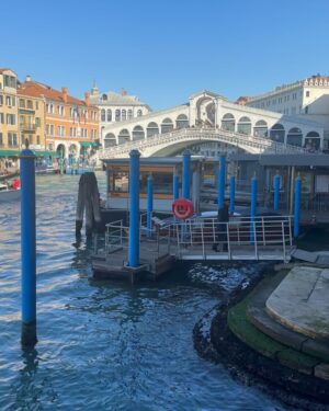 Sara Barradas Instagram - Venezia con amore ❤️

1. Encontrei o melhor chocolate quente (de todos os que já provei) do mundo.
2. Caffè Lavena, lindíssimo, mas caríssimo 💔😒
3. Cá está ele 🍫☕️
4. Acabados de pôr os pés em terra firme.
5. Rialto.
6. Teatro La Fenice, fundado em 1792 e que tal como a Fénix, já renasceu das cinzas (duas vezes!).
7. Bar do hall de entrada.
8. A majestosa sala com capacidade para 1126 pessoas.
9. No camarote real, que não existia na primeira versão, uma vez que na época em que o teatro foi construído, Itália não era um estado unificado, mas sim dividido em várias entidades políticas: uma delas a República de Veneza. Enquanto República, não se achava necessário a existência de um camarote real, mas sim de vários camarotes ao longo de toda a sala, exactamente iguais, dimensional e esteticamente falando. Depois chegou um senhor em 1797, chamado Napoleão, que após ter subjugado grande parte da Itália (devido entre tantas outras questões, ao seu pequenino complexo de superioridade), mandou criar o camarote real no Teatro La Fenice, para quando lá se quisesse ir divertir.
10. O tecto lindíssimo, foi pintado em tons de azul para recriar o céu. E o lustre é qualquer coisa…
11. Maria Callas no palco daquele mesmo teatro, onde se apresentou durante 7 anos consecutivos.
12. Pôr-do-sol em Veneza.
13. Ponte dos Suspiros, que liga o Palácio Ducal (antiga sede da magistratura) ao primeiro edifício no mundo construído para ser uma prisão. Ficou conhecida assim, pois reza a lenda que na época, os prisioneiros que a atravessavam suspiravam ao ver pela última vez o mundo exterior.
14. O meu suspiro ao atravessar e espreitar.
15. Noi.
16. A Gata com o Brinco de Pérola 😸
17. Piazza San Marco.
18. Fachada do Palazzo Ducale.
19. Più noi.
20. Tecto de uma das salas maravilhosas daquele palácio.