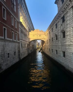Sara Barradas Instagram - Venezia con amore ❤️

1. Encontrei o melhor chocolate quente (de todos os que já provei) do mundo.
2. Caffè Lavena, lindíssimo, mas caríssimo 💔😒
3. Cá está ele 🍫☕️
4. Acabados de pôr os pés em terra firme.
5. Rialto.
6. Teatro La Fenice, fundado em 1792 e que tal como a Fénix, já renasceu das cinzas (duas vezes!).
7. Bar do hall de entrada.
8. A majestosa sala com capacidade para 1126 pessoas.
9. No camarote real, que não existia na primeira versão, uma vez que na época em que o teatro foi construído, Itália não era um estado unificado, mas sim dividido em várias entidades políticas: uma delas a República de Veneza. Enquanto República, não se achava necessário a existência de um camarote real, mas sim de vários camarotes ao longo de toda a sala, exactamente iguais, dimensional e esteticamente falando. Depois chegou um senhor em 1797, chamado Napoleão, que após ter subjugado grande parte da Itália (devido entre tantas outras questões, ao seu pequenino complexo de superioridade), mandou criar o camarote real no Teatro La Fenice, para quando lá se quisesse ir divertir.
10. O tecto lindíssimo, foi pintado em tons de azul para recriar o céu. E o lustre é qualquer coisa…
11. Maria Callas no palco daquele mesmo teatro, onde se apresentou durante 7 anos consecutivos.
12. Pôr-do-sol em Veneza.
13. Ponte dos Suspiros, que liga o Palácio Ducal (antiga sede da magistratura) ao primeiro edifício no mundo construído para ser uma prisão. Ficou conhecida assim, pois reza a lenda que na época, os prisioneiros que a atravessavam suspiravam ao ver pela última vez o mundo exterior.
14. O meu suspiro ao atravessar e espreitar.
15. Noi.
16. A Gata com o Brinco de Pérola 😸
17. Piazza San Marco.
18. Fachada do Palazzo Ducale.
19. Più noi.
20. Tecto de uma das salas maravilhosas daquele palácio.