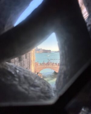 Sara Barradas Instagram - Venezia con amore ❤️

1. Encontrei o melhor chocolate quente (de todos os que já provei) do mundo.
2. Caffè Lavena, lindíssimo, mas caríssimo 💔😒
3. Cá está ele 🍫☕️
4. Acabados de pôr os pés em terra firme.
5. Rialto.
6. Teatro La Fenice, fundado em 1792 e que tal como a Fénix, já renasceu das cinzas (duas vezes!).
7. Bar do hall de entrada.
8. A majestosa sala com capacidade para 1126 pessoas.
9. No camarote real, que não existia na primeira versão, uma vez que na época em que o teatro foi construído, Itália não era um estado unificado, mas sim dividido em várias entidades políticas: uma delas a República de Veneza. Enquanto República, não se achava necessário a existência de um camarote real, mas sim de vários camarotes ao longo de toda a sala, exactamente iguais, dimensional e esteticamente falando. Depois chegou um senhor em 1797, chamado Napoleão, que após ter subjugado grande parte da Itália (devido entre tantas outras questões, ao seu pequenino complexo de superioridade), mandou criar o camarote real no Teatro La Fenice, para quando lá se quisesse ir divertir.
10. O tecto lindíssimo, foi pintado em tons de azul para recriar o céu. E o lustre é qualquer coisa…
11. Maria Callas no palco daquele mesmo teatro, onde se apresentou durante 7 anos consecutivos.
12. Pôr-do-sol em Veneza.
13. Ponte dos Suspiros, que liga o Palácio Ducal (antiga sede da magistratura) ao primeiro edifício no mundo construído para ser uma prisão. Ficou conhecida assim, pois reza a lenda que na época, os prisioneiros que a atravessavam suspiravam ao ver pela última vez o mundo exterior.
14. O meu suspiro ao atravessar e espreitar.
15. Noi.
16. A Gata com o Brinco de Pérola 😸
17. Piazza San Marco.
18. Fachada do Palazzo Ducale.
19. Più noi.
20. Tecto de uma das salas maravilhosas daquele palácio.