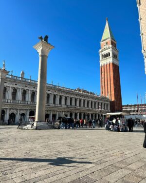 Sara Barradas Instagram - Venezia con amore ❤️

1. Encontrei o melhor chocolate quente (de todos os que já provei) do mundo.
2. Caffè Lavena, lindíssimo, mas caríssimo 💔😒
3. Cá está ele 🍫☕️
4. Acabados de pôr os pés em terra firme.
5. Rialto.
6. Teatro La Fenice, fundado em 1792 e que tal como a Fénix, já renasceu das cinzas (duas vezes!).
7. Bar do hall de entrada.
8. A majestosa sala com capacidade para 1126 pessoas.
9. No camarote real, que não existia na primeira versão, uma vez que na época em que o teatro foi construído, Itália não era um estado unificado, mas sim dividido em várias entidades políticas: uma delas a República de Veneza. Enquanto República, não se achava necessário a existência de um camarote real, mas sim de vários camarotes ao longo de toda a sala, exactamente iguais, dimensional e esteticamente falando. Depois chegou um senhor em 1797, chamado Napoleão, que após ter subjugado grande parte da Itália (devido entre tantas outras questões, ao seu pequenino complexo de superioridade), mandou criar o camarote real no Teatro La Fenice, para quando lá se quisesse ir divertir.
10. O tecto lindíssimo, foi pintado em tons de azul para recriar o céu. E o lustre é qualquer coisa…
11. Maria Callas no palco daquele mesmo teatro, onde se apresentou durante 7 anos consecutivos.
12. Pôr-do-sol em Veneza.
13. Ponte dos Suspiros, que liga o Palácio Ducal (antiga sede da magistratura) ao primeiro edifício no mundo construído para ser uma prisão. Ficou conhecida assim, pois reza a lenda que na época, os prisioneiros que a atravessavam suspiravam ao ver pela última vez o mundo exterior.
14. O meu suspiro ao atravessar e espreitar.
15. Noi.
16. A Gata com o Brinco de Pérola 😸
17. Piazza San Marco.
18. Fachada do Palazzo Ducale.
19. Più noi.
20. Tecto de uma das salas maravilhosas daquele palácio.