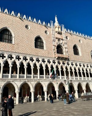 Sara Barradas Instagram - Venezia con amore ❤️

1. Encontrei o melhor chocolate quente (de todos os que já provei) do mundo.
2. Caffè Lavena, lindíssimo, mas caríssimo 💔😒
3. Cá está ele 🍫☕️
4. Acabados de pôr os pés em terra firme.
5. Rialto.
6. Teatro La Fenice, fundado em 1792 e que tal como a Fénix, já renasceu das cinzas (duas vezes!).
7. Bar do hall de entrada.
8. A majestosa sala com capacidade para 1126 pessoas.
9. No camarote real, que não existia na primeira versão, uma vez que na época em que o teatro foi construído, Itália não era um estado unificado, mas sim dividido em várias entidades políticas: uma delas a República de Veneza. Enquanto República, não se achava necessário a existência de um camarote real, mas sim de vários camarotes ao longo de toda a sala, exactamente iguais, dimensional e esteticamente falando. Depois chegou um senhor em 1797, chamado Napoleão, que após ter subjugado grande parte da Itália (devido entre tantas outras questões, ao seu pequenino complexo de superioridade), mandou criar o camarote real no Teatro La Fenice, para quando lá se quisesse ir divertir.
10. O tecto lindíssimo, foi pintado em tons de azul para recriar o céu. E o lustre é qualquer coisa…
11. Maria Callas no palco daquele mesmo teatro, onde se apresentou durante 7 anos consecutivos.
12. Pôr-do-sol em Veneza.
13. Ponte dos Suspiros, que liga o Palácio Ducal (antiga sede da magistratura) ao primeiro edifício no mundo construído para ser uma prisão. Ficou conhecida assim, pois reza a lenda que na época, os prisioneiros que a atravessavam suspiravam ao ver pela última vez o mundo exterior.
14. O meu suspiro ao atravessar e espreitar.
15. Noi.
16. A Gata com o Brinco de Pérola 😸
17. Piazza San Marco.
18. Fachada do Palazzo Ducale.
19. Più noi.
20. Tecto de uma das salas maravilhosas daquele palácio.