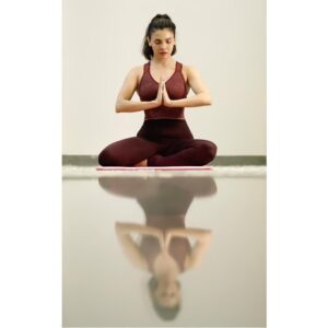 Sara Hussain Instagram - Quarantine, Breathe, & Chill 🍃
Inhale the future, Exhale the past 
Mantra for the day. Stay home stay safe. 
#SaraLoren #Yoga #QuaratineLife #Positivity #StayHomeStaySafe