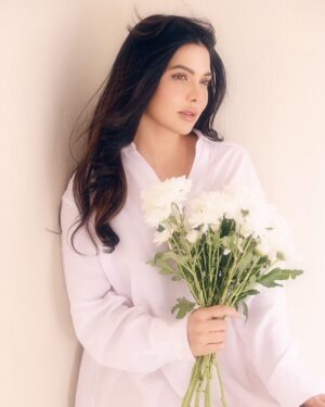 Sara Hussain Instagram - I am my own validation : 

📸 @deeveesofficial 
💄 @fatimanasirmua 
 
#fresh  #white 
#trending 
#unstopable 
#fashion 
#white 
#monaliza11
