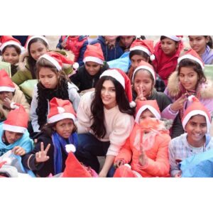 Sara Hussain Instagram - Merry Xmas ❤️ I connected with these beautiful kids today. I strongly believe in celebrating with all minorities in Pakistan. Each to their own; freedom of religion #JinnahkaPakistan #Pakistan #MerryChristmas #SaraLoren