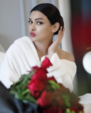 Sara Hussain Instagram - Ready - Set - PFDC 💌

@asmaaslam.official @pfdcofficial #SaraLoren #AsmaAslam #pfdc2019 #behindthescenes #roses