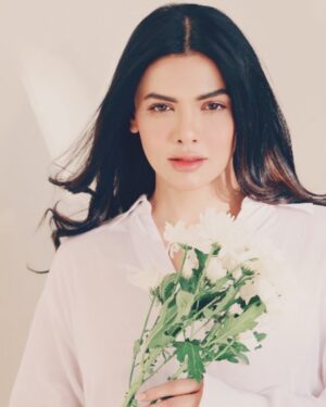Sara Hussain Instagram - I am my own validation : 

📸 @deeveesofficial 
💄 @fatimanasirmua 
 
#fresh  #white 
#trending 
#unstopable 
#fashion 
#white 
#monaliza11