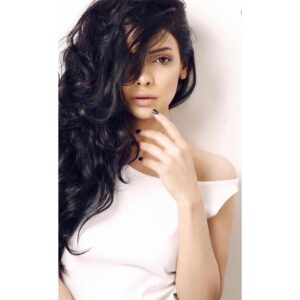 Sara Hussain Instagram - Beauty begins the moment you decide to be yourself -Coco Chanel 
Happy Valentine’s Day. Treat yourself first. Love yourself first.
📸 @akifilyasofficial 
#saraloren #akifilyas #valentinesday
