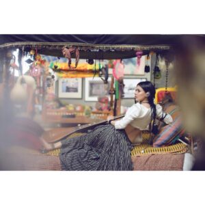 Sara Hussain Instagram - Music... The favourite passion of my soul .
Wardrobe: YBQ @ybq.designstudios 
Photography: @RazaJeff
MUA: @kamibhatti1
Management: @PhSolutionsPk 
#SaraLoren #Ybq #YousufBashirQureshi #Photoshoot