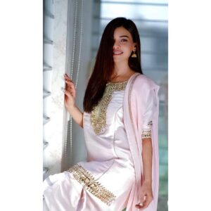 Sara Hussain Instagram - Jumma Mubarak 💕
.
#TGIF #JummaMubarak #SaraLoren 

Photography @bilalsaeedphotography 
Outfit @asmaaslam.official