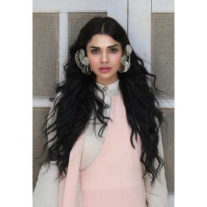 Sara Hussain Instagram - Perceive and Permit 🌸
Shoot for @YousufBashirQureshi

#PerceieveAndPermit #YBQ #SaraLoren