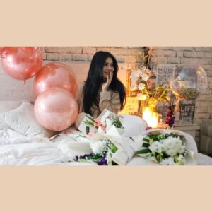 Sara Hussain Instagram - Birthday morning 🎊 

#home #familylove 
#28thbirthday🎂 
#lorenzo🎶 
#monaliza
