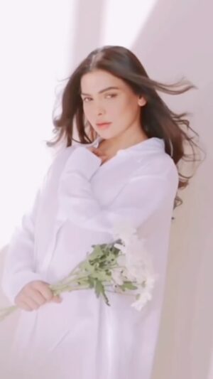 Sara Hussain Instagram - “ Beauty awakens the soul to Act “

 

🎥 @beeworksofficial 
💄 @fatimanasirmua 

  #fashion 
  #global 
  #trending 

  #monaliza11 
  #beauty