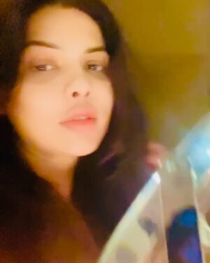 Sara Hussain Instagram - “ shine from inside “ 

#beauty 
#rare 
#love 
#💋