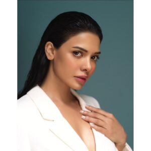 Sara Hussain Instagram - “People will always stare, make it worth their while.” - Harry Winston
📸 @iumairbinnisar
💄 @bryan.w.artist at @nabila_salon
#SaraLoren #UmairBinNisar #BryanWilliam #NabilaSalon