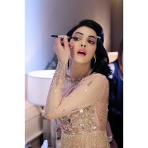 Sara Hussain Instagram - A little dab can go a long way 💄❤️
.
#behindthescenes #saraloren