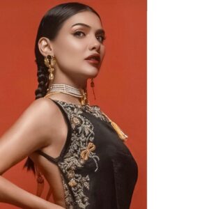 Sara Hussain Instagram - They say: All that glitters is Diva 

Stylist: @ehteshamansari
Photographer: @hussain.piart 
Hair & makeup: @sajidwahabofficial
#SaraLoren #EhteshamAnsari #HussainPiart #SajidWahab