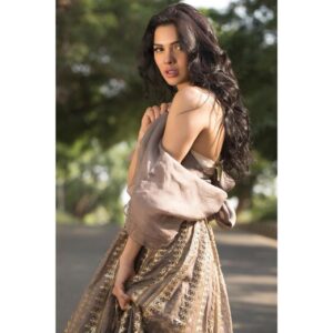 Sara Hussain Instagram - Lit ☀️ Wardrobe: @nidaazweratelier 
Photographer: @jaffer.hasan 
Hair and makeup: @nabila_salon 
Coordinations: @phsolutionspk 
#npro #nabilas #jafferhasan #nidaazwer #karachi #streetstyle #phsolutionspk #lit