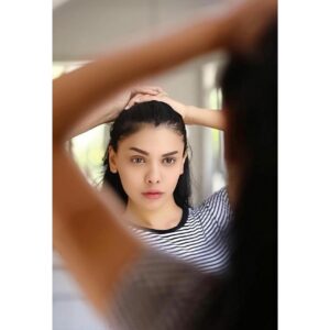Sara Hussain Instagram - My world behind the scenes 🎥 
.
#bts #saraloren #behindthescenes #hairandmakeup @nabila_salon @zeromakeupofficial
