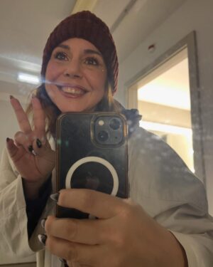 Sara Norte Instagram - Tirei esta fotografia 5 minutos antes de entrar no palco e serve para eternizar um dos dias mais felizes da minha Vida: O dia em que voltei a pisar um Palco.
Já estou deitada na minha caminha e parece um Sonho.
Pouco a pouco vou realizando todos os meus sonhos.
Muitas vezes duvidei que fosse possível mas nunca deixei de acreditar.Nunca!
❤️
Obrigada 
@_margaridamoreira 
@ricardojpbarbosa 
@francisco__beatriz 
@margaridantunes.oficial 
Vocês são umas actrizes e actores do camandro mas é nunca vou esquecer gestos e palavras que tiveram comigo estes dois meses de ensaios.
Nunca.
@vicente_alves_do_o obrigada por me teres escolhido e por teres paciência para mim e para as minhas dúvidas existenciais ahahahha.O texto está brilhante!
Bravoooo!
Gosto muito de vocês .
Que venham dois meses de muito trabalho e gargalhadas.
E que venha a digressão.
Quero muito viver isto convosco.

Venham ver “Os Bloqueados” no @cineteatroturim e não se vão arrepender.