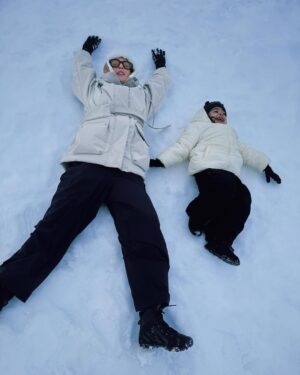 Sara Prata Instagram - O João com 38 anos não tem memória nenhuma da Serra da Estrela, a Amélia nunca tinha tocado nem visto neve por isso estava no topo da lista irmos até à Torre para passar a manhã a brincar na neve. Diria que a visibilidade estava a uns escassos metros. Não se via nada, o vento era tanto que eu largava a Amélia e ela era arrastada, o frio gelou de imediato aquelas bochechas, mas vá lá que ainda nos deu para rir. 
Fizemos o tão planeado boneco de neve (em versão mini pois teve de ser feito em tempo record) mas ficou castiço e ela adorou!! Atirámos umas bolas de neve e corremos para o carro. Toca a despir tudo e aquecer bem quentinhos. Gostaram da vista não gostaram meninos? 😂

Já que o plano foi mais curto sentámo-nos a meio do dia no Varanda da Estrela, talvez o restaurante mais recomendado aqui. E o meu arroz de zimbro comprovou isso. Calmamente e aproveitando cada bocadinho em que as nuvens abriam fomos vendo e apaixonando-nos pela beleza de uma das maiores serras de Portugal. 
O relógio marcava 18h quando regressámos ao hotel, e à vez uma massagem esperava-nos (truques para aproveitar tudo quando viajamos com a pequenina). Diria que uma das melhores massagens da minha vida. 
Infelizmente não deu para celebrar mais uma vitória do Sporting mas acho que se sonhar com as panquecas do pequeno-almoço já vou dormir bem. 

Afinal de um plano furado, acabámos por fazer mais um dia feliz ♥️❄️⛄️