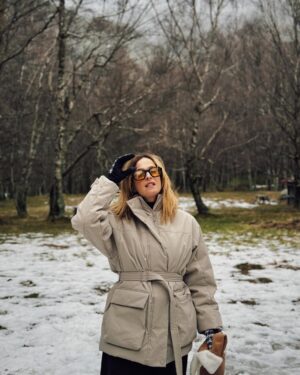 Sara Prata Instagram - O João com 38 anos não tem memória nenhuma da Serra da Estrela, a Amélia nunca tinha tocado nem visto neve por isso estava no topo da lista irmos até à Torre para passar a manhã a brincar na neve. Diria que a visibilidade estava a uns escassos metros. Não se via nada, o vento era tanto que eu largava a Amélia e ela era arrastada, o frio gelou de imediato aquelas bochechas, mas vá lá que ainda nos deu para rir. 
Fizemos o tão planeado boneco de neve (em versão mini pois teve de ser feito em tempo record) mas ficou castiço e ela adorou!! Atirámos umas bolas de neve e corremos para o carro. Toca a despir tudo e aquecer bem quentinhos. Gostaram da vista não gostaram meninos? 😂

Já que o plano foi mais curto sentámo-nos a meio do dia no Varanda da Estrela, talvez o restaurante mais recomendado aqui. E o meu arroz de zimbro comprovou isso. Calmamente e aproveitando cada bocadinho em que as nuvens abriam fomos vendo e apaixonando-nos pela beleza de uma das maiores serras de Portugal. 
O relógio marcava 18h quando regressámos ao hotel, e à vez uma massagem esperava-nos (truques para aproveitar tudo quando viajamos com a pequenina). Diria que uma das melhores massagens da minha vida. 
Infelizmente não deu para celebrar mais uma vitória do Sporting mas acho que se sonhar com as panquecas do pequeno-almoço já vou dormir bem. 

Afinal de um plano furado, acabámos por fazer mais um dia feliz ♥️❄️⛄️