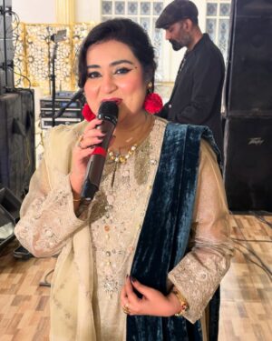 Sara Raza Khan Instagram - APL Annual Dinner 2025 Pindi👏👏👏!!! What a Delightful Experience it was Singing for you all !!! Dignitaries enjoyed each An every track selection of ours !Truly Blessed to receive such Honour 😇!!! My promise to all my fans to learn more Music and Execute it at its best InshaAllah in the Coming Shows ❤️💕🙋‍♀️🧿😇👏💕🥰!!!!! #sararazakhan #sararazakhanlive