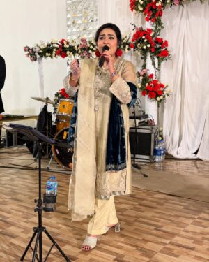 Sara Raza Khan Instagram - APL Annual Dinner 2025 Pindi👏👏👏!!! What a Delightful Experience it was Singing for you all !!! Dignitaries enjoyed each An every track selection of ours !Truly Blessed to receive such Honour 😇!!! My promise to all my fans to learn more Music and Execute it at its best InshaAllah in the Coming Shows ❤️💕🙋‍♀️🧿😇👏💕🥰!!!!! #sararazakhan #sararazakhanlive