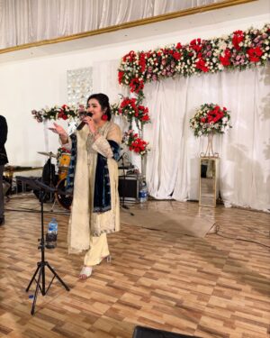 Sara Raza Khan Instagram - APL Annual Dinner 2025 Pindi👏👏👏!!! What a Delightful Experience it was Singing for you all !!! Dignitaries enjoyed each An every track selection of ours !Truly Blessed to receive such Honour 😇!!! My promise to all my fans to learn more Music and Execute it at its best InshaAllah in the Coming Shows ❤️💕🙋‍♀️🧿😇👏💕🥰!!!!! #sararazakhan #sararazakhanlive