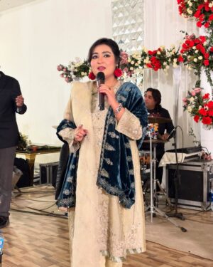 Sara Raza Khan Instagram - APL Annual Dinner 2025 Pindi👏👏👏!!! What a Delightful Experience it was Singing for you all !!! Dignitaries enjoyed each An every track selection of ours !Truly Blessed to receive such Honour 😇!!! My promise to all my fans to learn more Music and Execute it at its best InshaAllah in the Coming Shows ❤️💕🙋‍♀️🧿😇👏💕🥰!!!!! #sararazakhan #sararazakhanlive