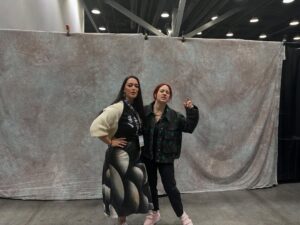 Sara Tomko Instagram - Thank you for all the love this weekend! Your fandom turned friendship means the world to us! We are so lucky to be loved by you @residentalien @fanexpovancouver @alicewetterlund
•••
Also, she’s wearing my jacket and I’m wearing her sweater because that’s what friends do