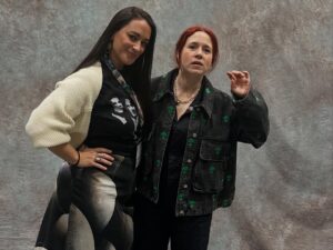Sara Tomko Instagram - Thank you for all the love this weekend! Your fandom turned friendship means the world to us! We are so lucky to be loved by you @residentalien @fanexpovancouver @alicewetterlund
•••
Also, she’s wearing my jacket and I’m wearing her sweater because that’s what friends do