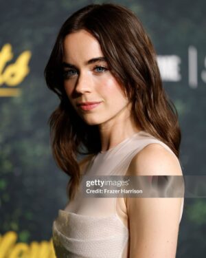 Sarah Desjardins Instagram - truly SPILLING OVER with so much gratitude. @yellowjackets season 3 is streaming NOW.
this entire cast/crew/creative team has enriched my life and we all so deeply relish the opportunity to make this show for you. we hope you enjoy it as much as we do every single day making it!! THIS SEASON IS WILD! feast your eyes on what’s ahead! 🐝

thank you to my dream team for making me feel authentically me (the ultra hd version) these last couple days ✨ @sarahslutsky @bykileyfitz @lorencanbymakeup