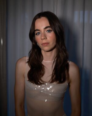 Sarah Desjardins Instagram - s e a s o n  t h r e e  p r e m i e r e ✨

@sarahslutsky made me a literal angel?

h: @bykileyfitz 
m: @lorencanbymakeup 
styling: @sarahslutsky cc @miacstella @carlee___ 

 👗: @alexperryofficial
👠: @alexandrebirman
👛: @tylerellisofficial
💎: @marie_mas_jewelry @mindimondny 
@nicolerosejewelry 

first photo: harpers bazaar ✨