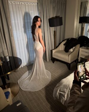 Sarah Desjardins Instagram - s e a s o n  t h r e e  p r e m i e r e ✨

@sarahslutsky made me a literal angel?

h: @bykileyfitz 
m: @lorencanbymakeup 
styling: @sarahslutsky cc @miacstella @carlee___ 

 👗: @alexperryofficial
👠: @alexandrebirman
👛: @tylerellisofficial
💎: @marie_mas_jewelry @mindimondny 
@nicolerosejewelry 

first photo: harpers bazaar ✨