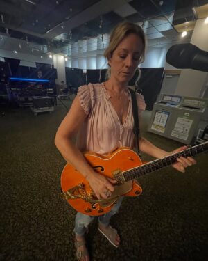 Sarah McLachlan Instagram - Life unfiltered. Daughters…. documenting me better than any camera crew 😂❤️ XoS