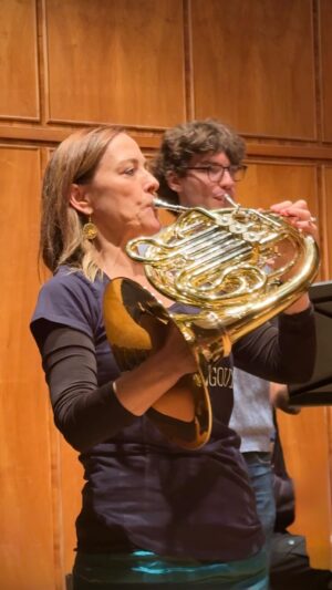 Sarah Willis Instagram - Freischütz a la Cubano! A great horn afternoon in Bern at the Konservatorium für Musik with Christian Lampert’s students and my beloved @the.sarahbanda  Dankeschön! #yohotralala 📯🇨🇭