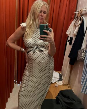 Sarah Wright Instagram - BABYYYYYYY it’s been wild 💫✨🌟 today on @themotherdazepodcast @teresapalmer and I talk about baby #4 coming this summer! ✨💫🙌🏻