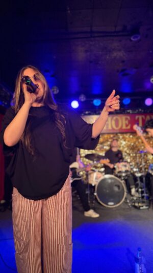 Sarain Fox Instagram - @theamaymusic tonight at @horseshoetavern deserves a permanent spot on the timeline. 

So f*^%ing proud of you. You are magic. 🪄