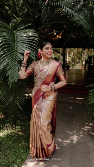 Saranya Nandakumar Instagram - Get Ready With Me 😍 Wedding Saree Look 😍

[ wedding saree, Bridal look, Kerala Bridal Look ]
