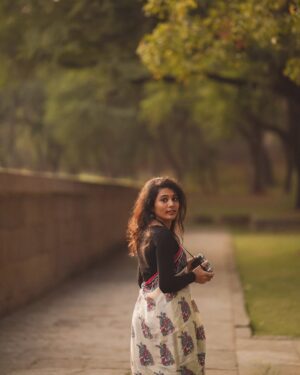 Saranya Pradeep Instagram - Golden hour magic ✨📸

📸: @pallesunny 
📸 Assisted by : @nani____08_ 
Hairstylist : @farzanashaik._.stylist 

#vintage #simple #lovely #art #fashion #photography #style #greenery #beautiful #elegant #beauty #vintagestyle #simplicity #photooftheday #like #nature #cute #ootd #life #minimalism #makeup #minimal #happy #follow #smile #trending #natural #instagram #instagood